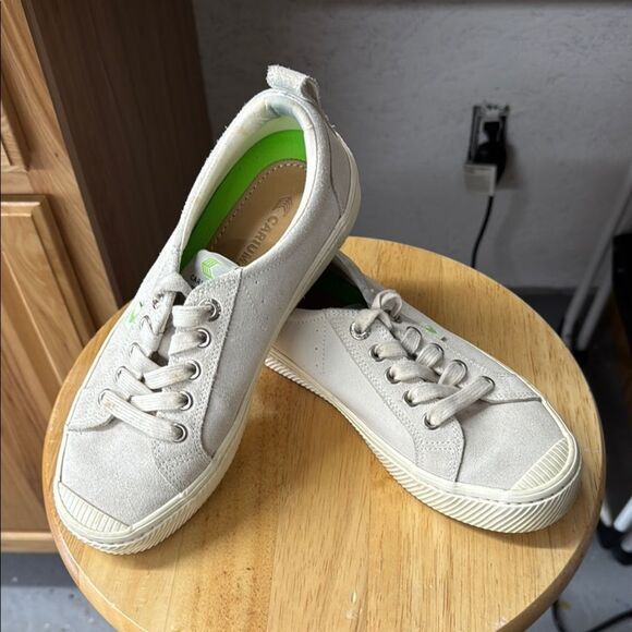 Cariuma Suede Casual low off white Sneakers - EUC size 6.5 - Picture 1 of 8